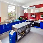 Astor بيت شباب يورك