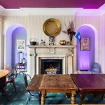 Astor بيت شباب يورك